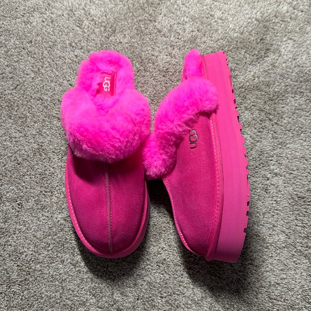 Brand new pink UGG slippers super cute never worn got them in the wrong size